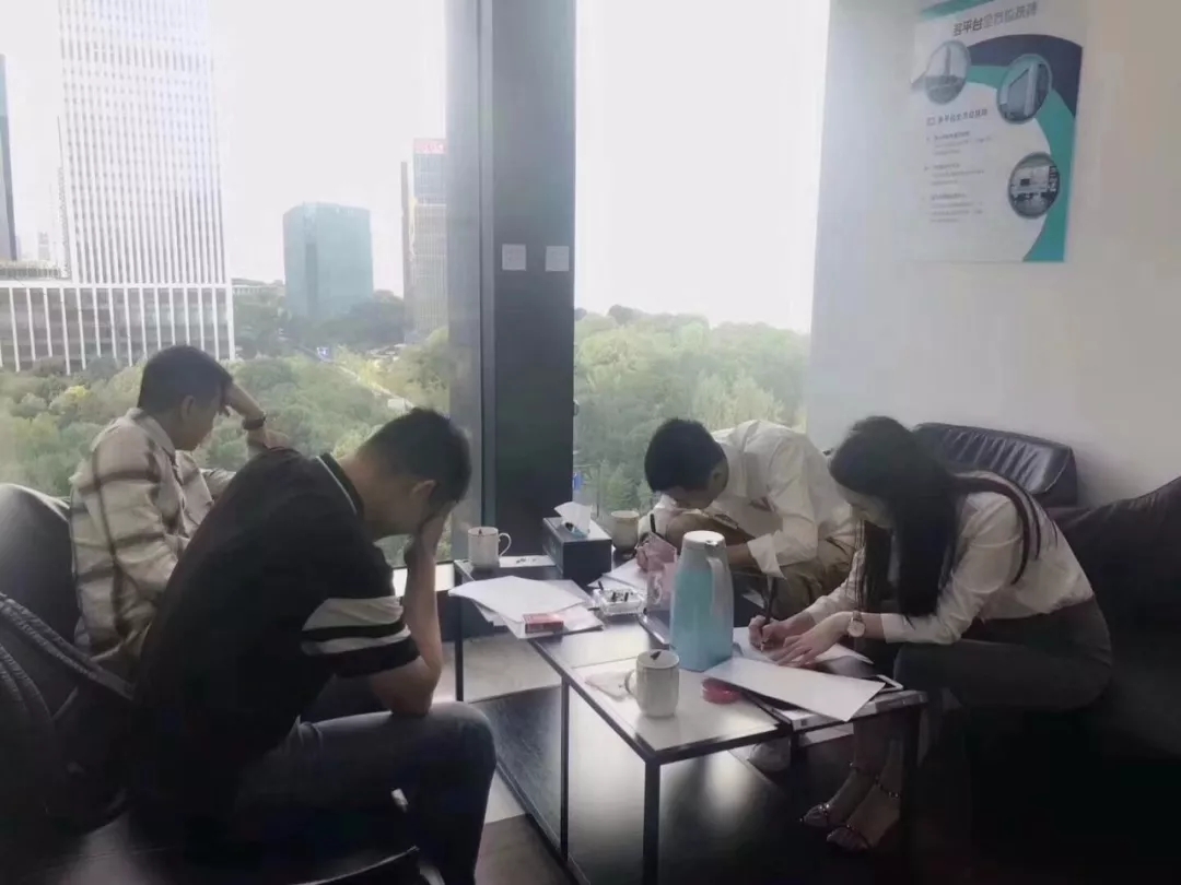 熱烈祝賀馮總、李總、龔總簽約創綠家清遠市區級代理！