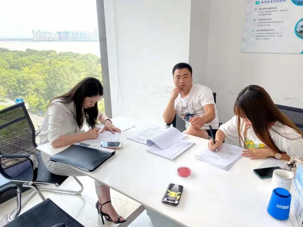 熱烈祝賀高總夫婦簽約創綠家河北省張家口市區級代理！